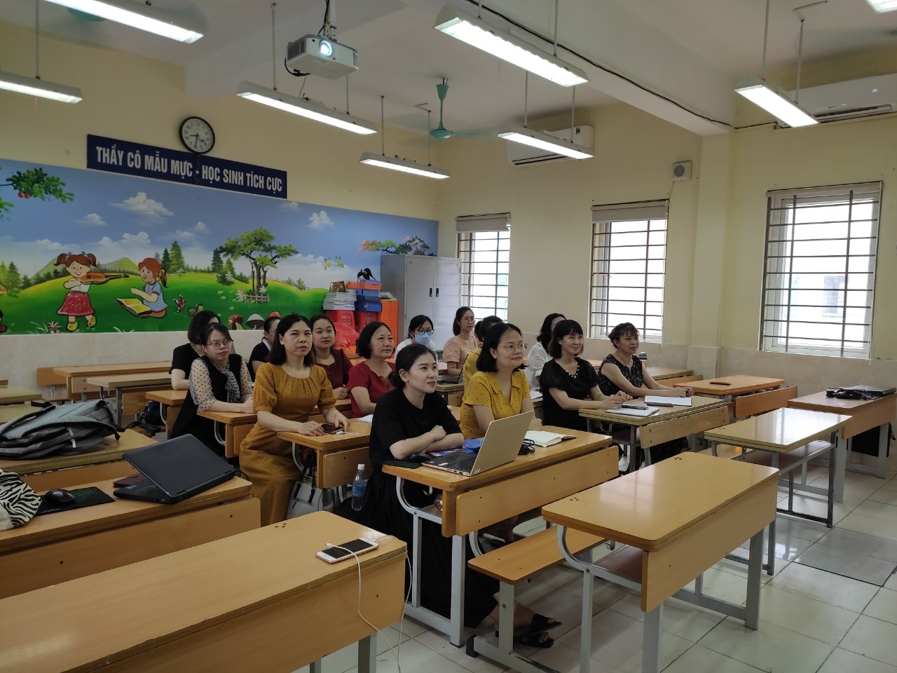 Giáo viên trường Tiểu học Phú La tập huấn sách giáo khoa lớp 3 mới